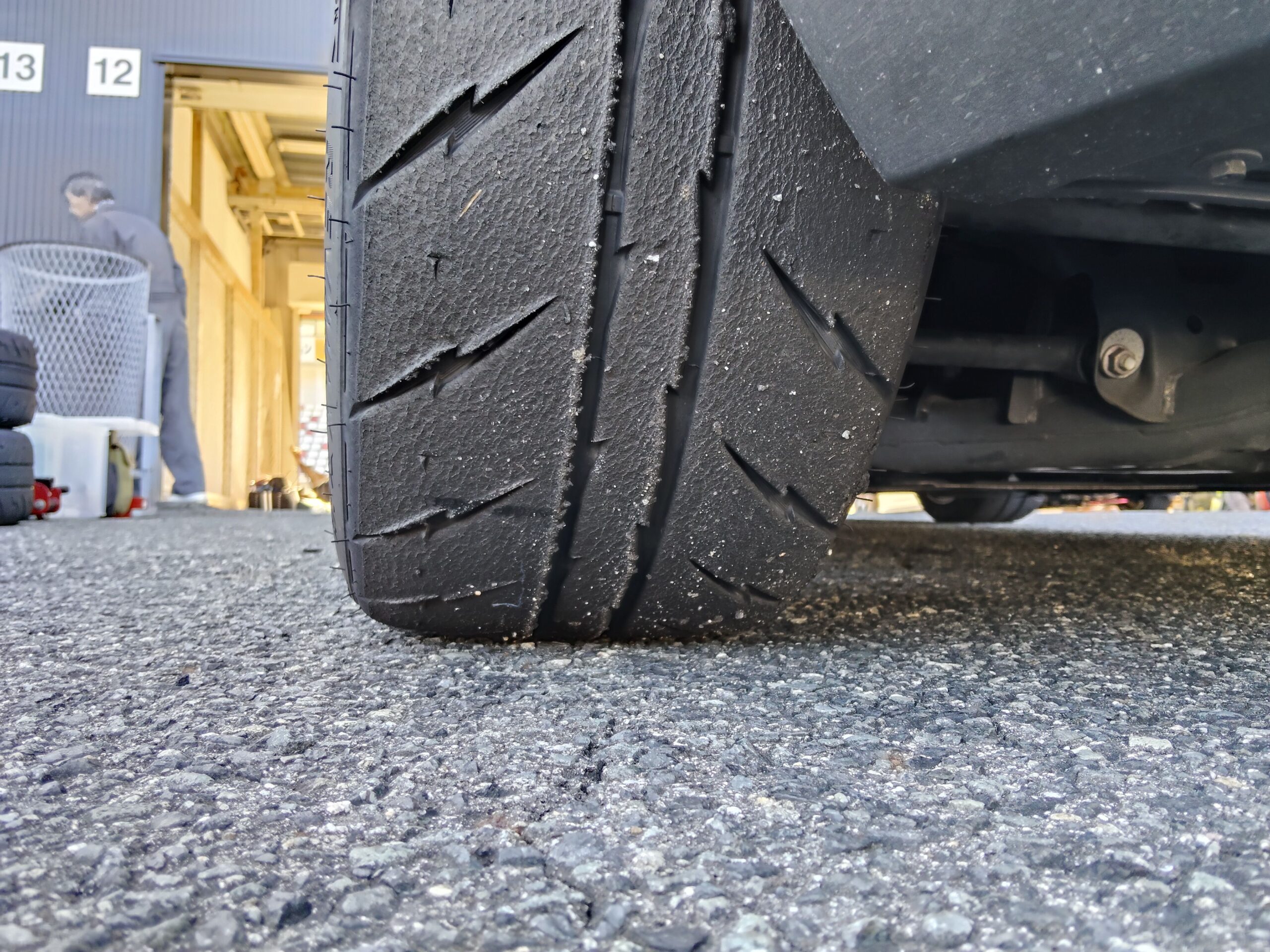 ND5ロードスターのリアに装着したシバタイヤ R23 225/45R15のサイドウォール