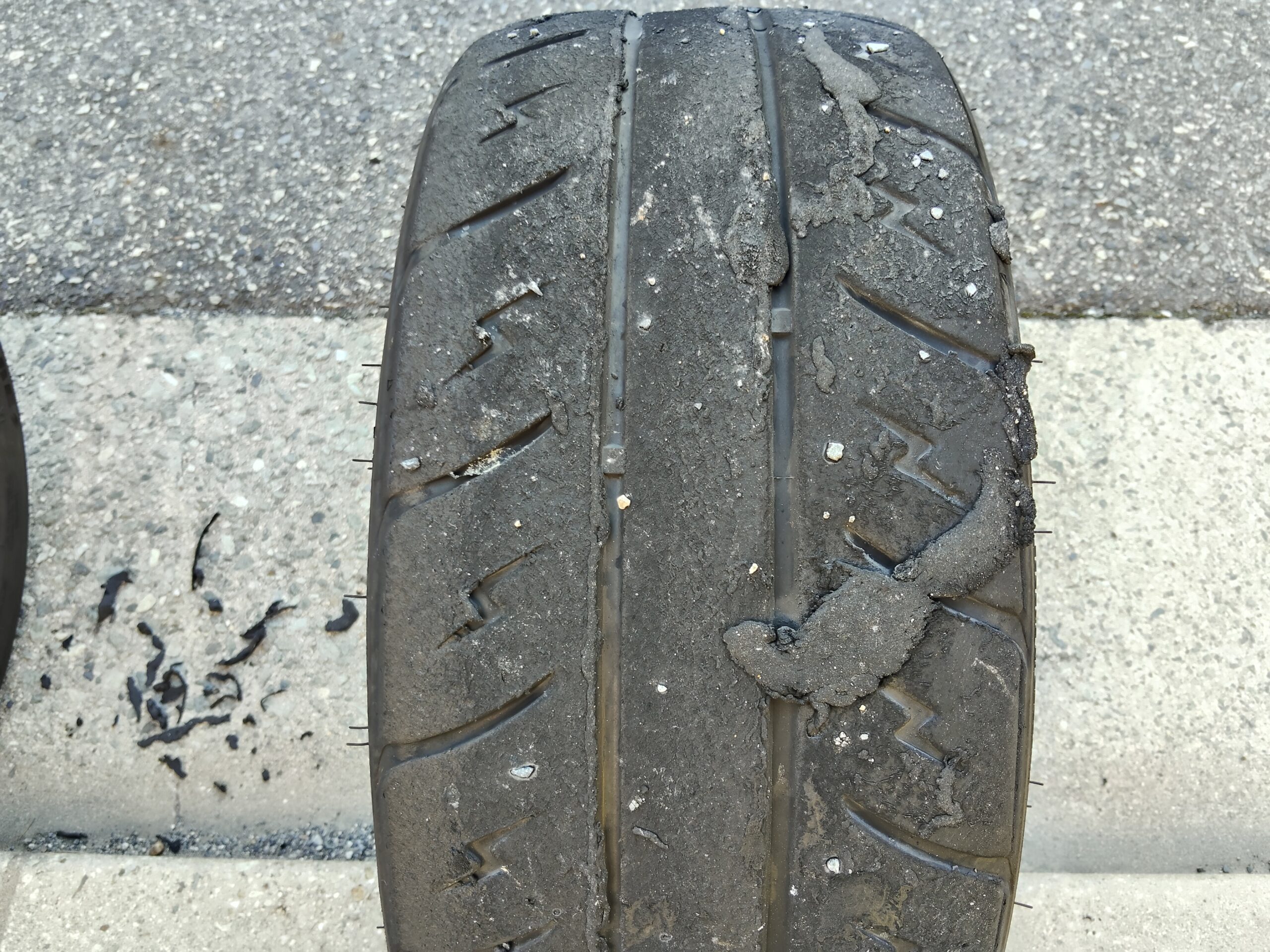 シバタイヤ R31 205/50ZR15のトレッドに付着した大量のタイヤカス